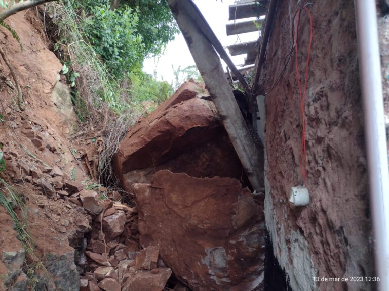 Pedra de 10 toneladas rola em morro e atinge casa