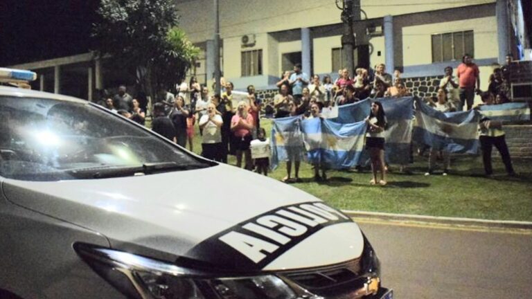 Manifestação pede a libertação dos policiais detidos após operação que resultou na morte de brasileira em Irigoyem