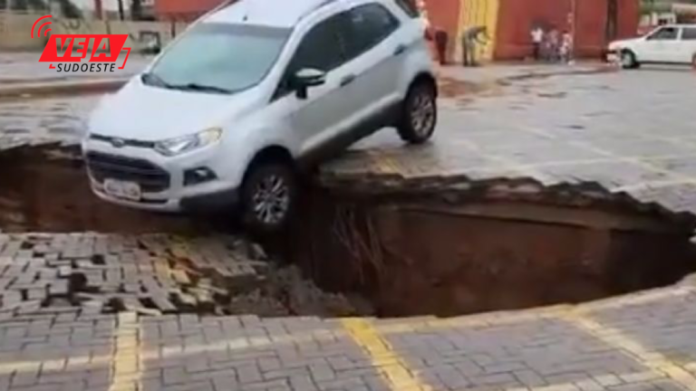 Cratera quase engole carro em Maringá