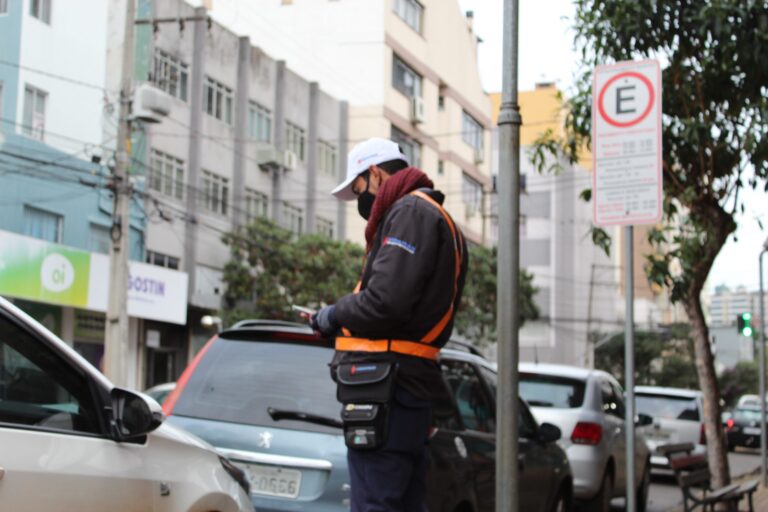 Comissão da Câmara aprova gratuidade de 15 minutos em estacionamento pago nas ruas