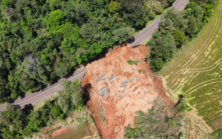 Trânsito entre Salgado Filho e Flor da Serra do Sul segue interrompido quase um anos após deslizamento