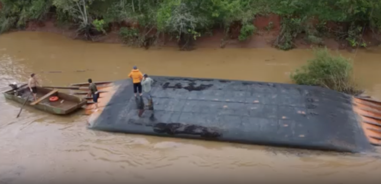 Santa Catarina: homens ficam sobre casco de balsa que “virou” – veja o vídeo