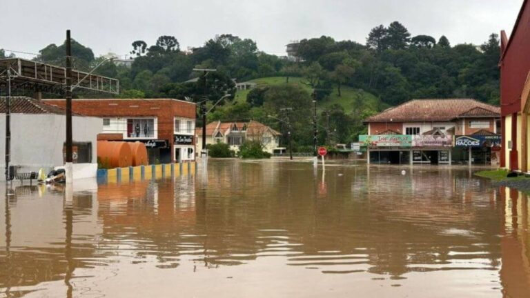 Forças de segurança montam plano para enfrentar chuva histórica em SC