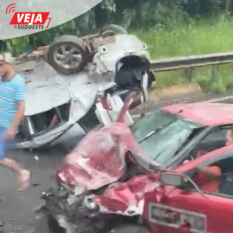 Acidente registrado no meio da tarde desta terça-feira, 2, envolveu dois veículos e 7 pessoas.