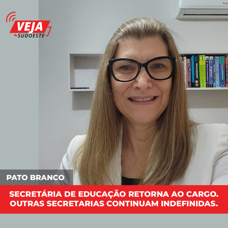Secretária de educação retorna ao cargo.