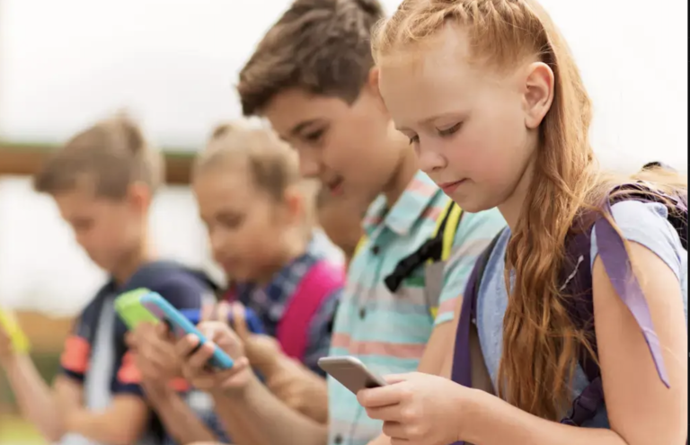 Ministério da Educação quer banir celulares das salas de aula