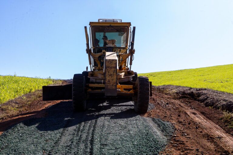 Estrada rural entre Independência e Bela Vista recebe aplicação de material fresado