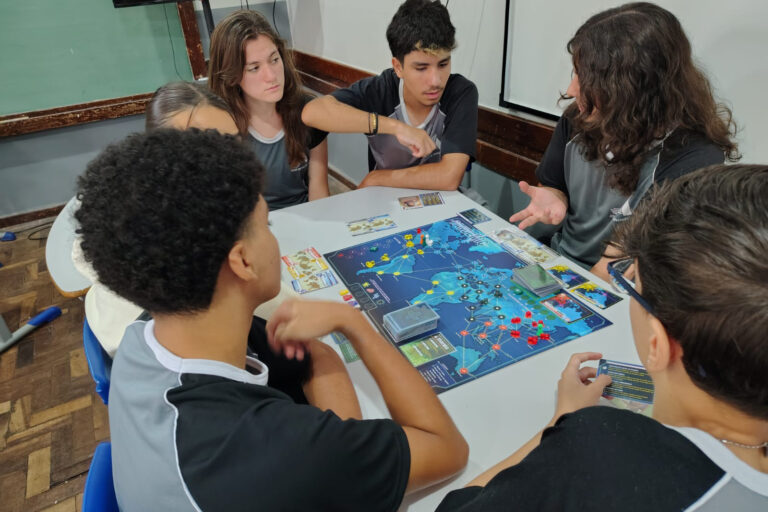 Menos telas, mais tabuleiros: escolas do Paraná reinventam os intervalos