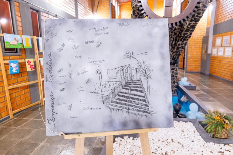 Exposição reúne trabalhos de alunos das oficinas de artesanato e artes visuais