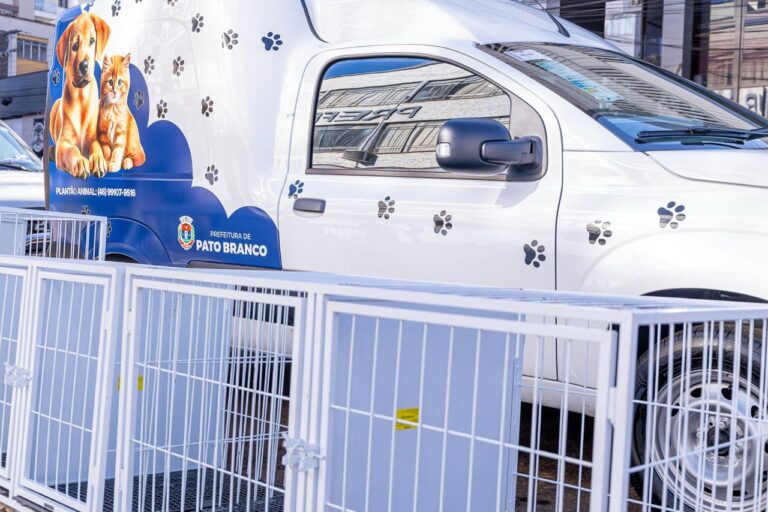 Causa Animal: Município recebe veículo e assina credenciamento de clínicas