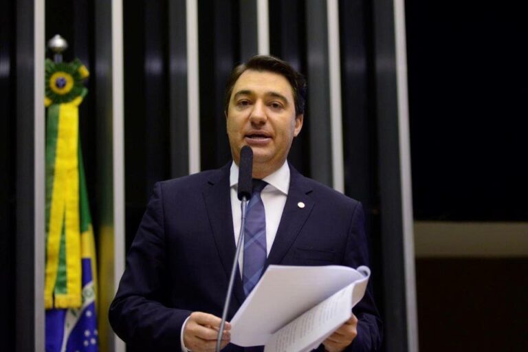 Deputado Fernando Giacbo deixa presidência do PL Paraná e se desfilia do partido