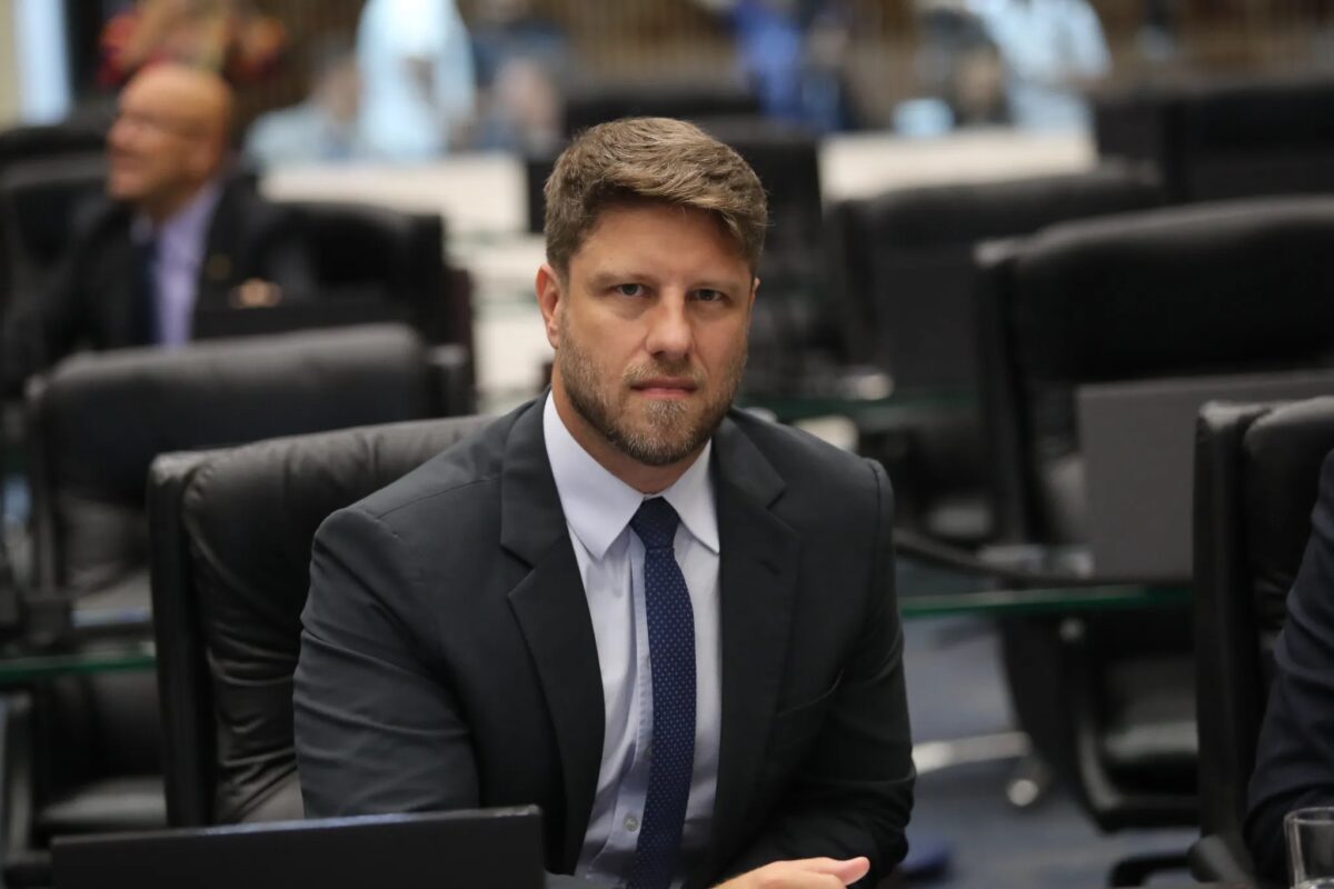Eleições 2026 no PR: Requião Filho participa de sessão da Alep e se reúne com representantes da construção civil