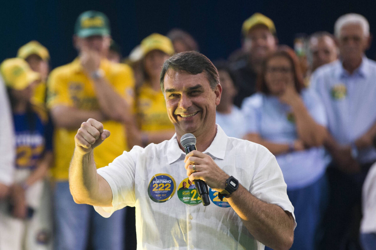Flávio Bolsonaro se encontra com banqueiros e empresários em SP e apresenta planos de campanha