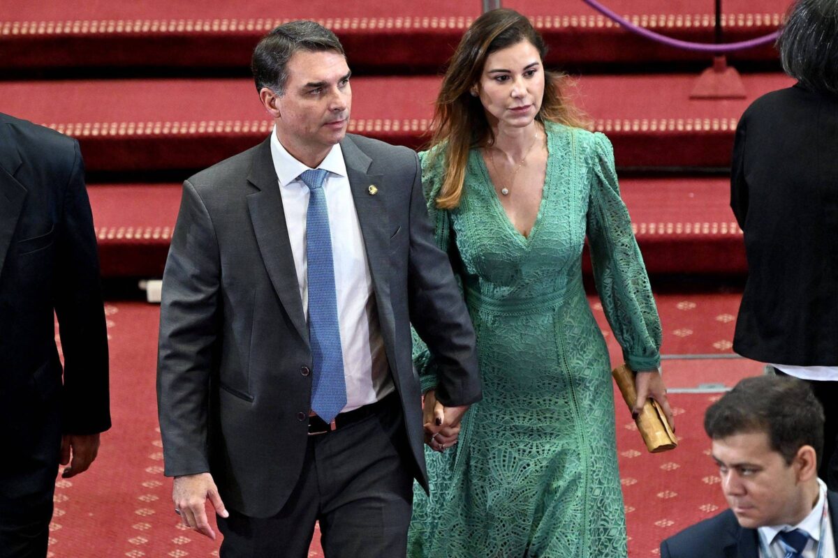Flávio Bolsonaro terá propaganda citando pai, segurança e aceno mulheres: 'Lá em casa, quem manda são elas'