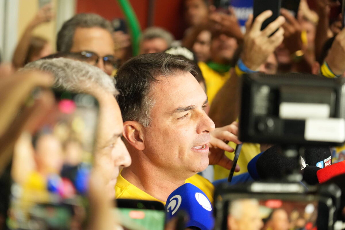 Flávio terceiriza prestação de contas de 'Dark Horse', e repasse de fundo dos EUA segue sem detalhes