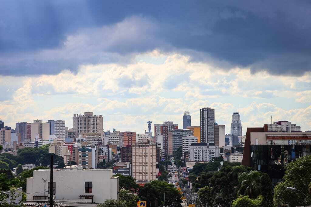 INMET emite alertas de vendaval e tempestades no Paraná para fim de semana