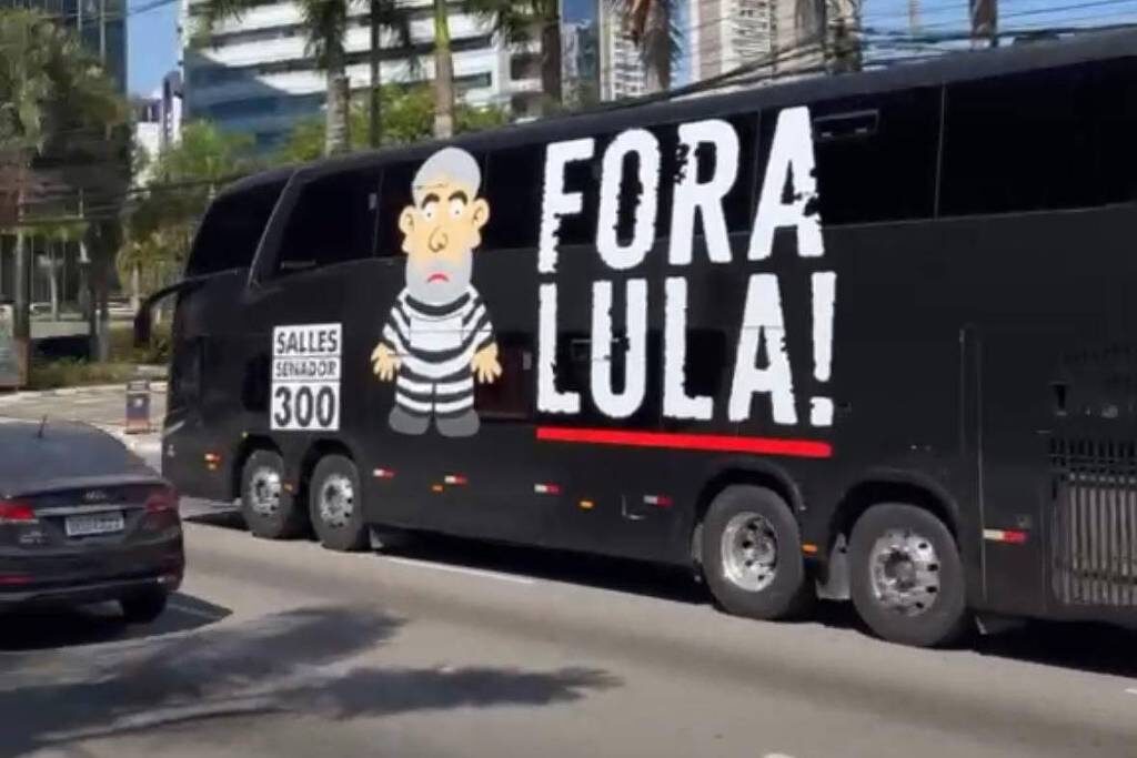 Justiça Eleitoral manda Salles remover peças de propaganda de Lula como 'pixuleko'