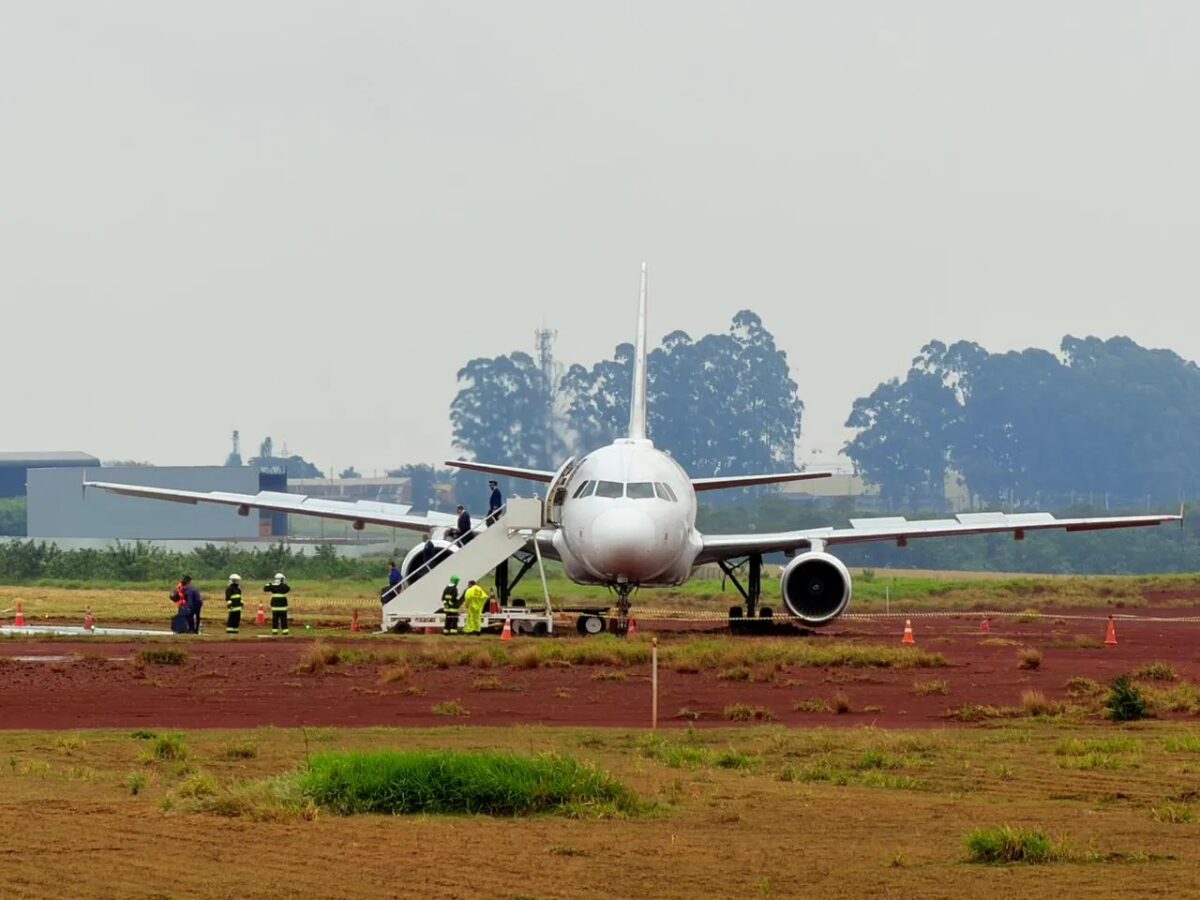 ‘Pista escorregadia’, diz piloto de avião da Latam que foi parar na lama após pouso no Paraná