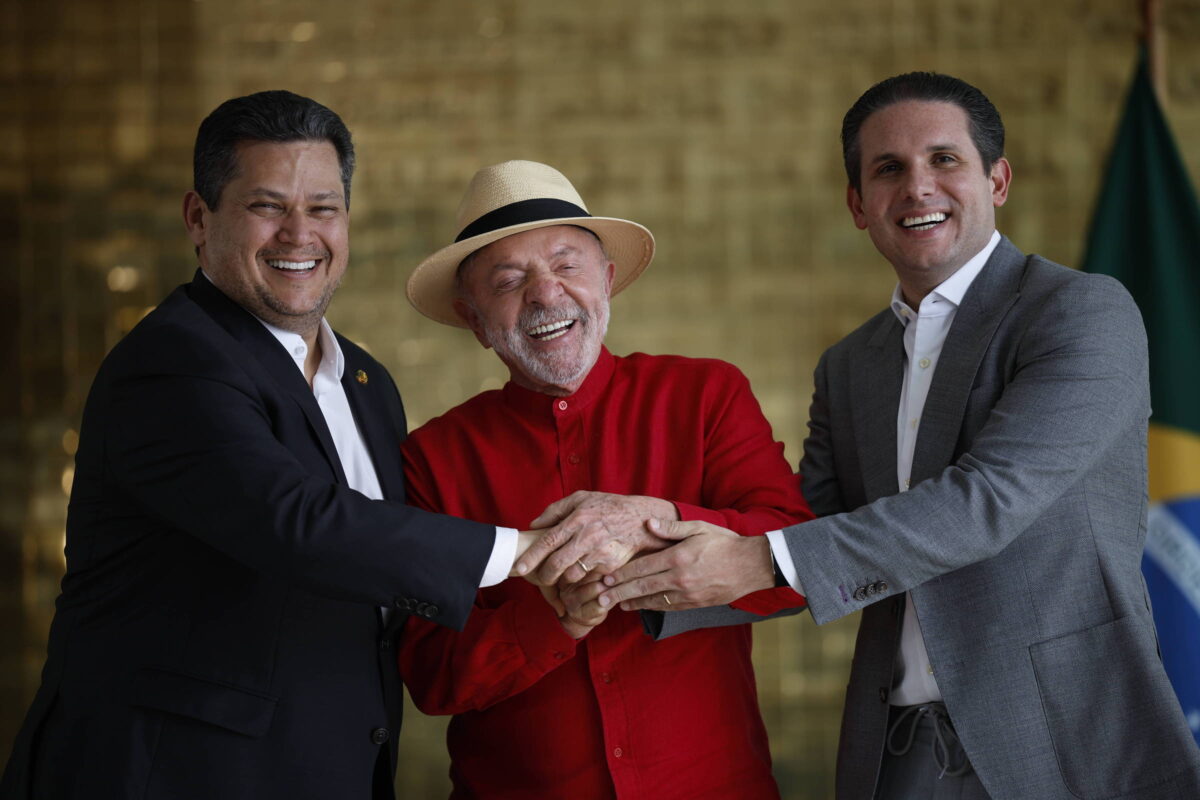 Senador rejeita emendas, entrega relatório e fim da escala 6x1 fica pronto para votação na CCJ