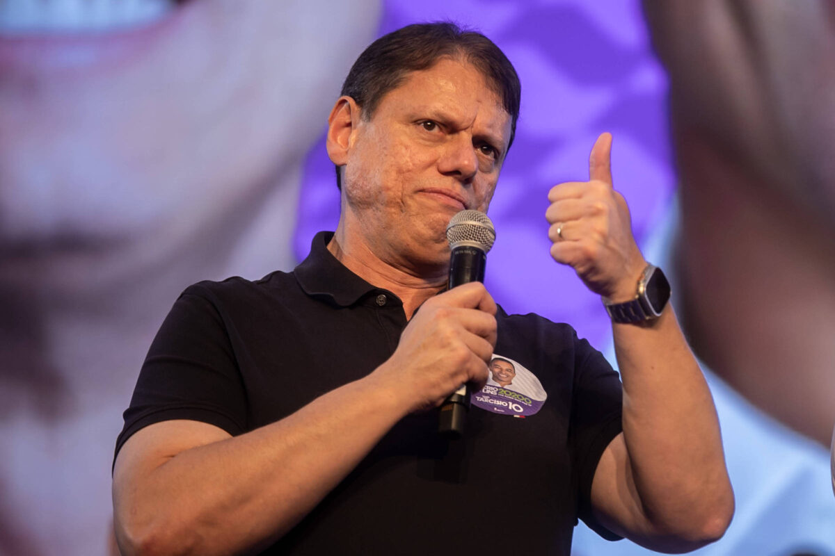 Tarcísio diz que caso 'Dark Horse' está esclarecido mesmo sem explicações de Flávio Bolsonaro