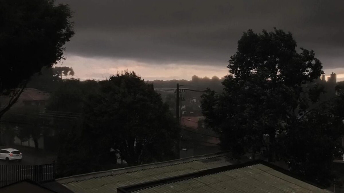 VÍDEOS: Dia vira noite e Curitiba registra chuva intensa e granizo