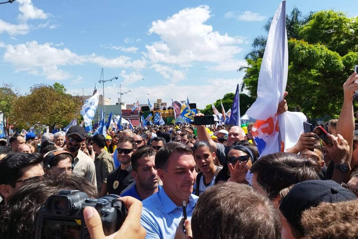 Alcolumbre e Moraes buscam autoproteção, diz Flávio Bolsonaro em SP