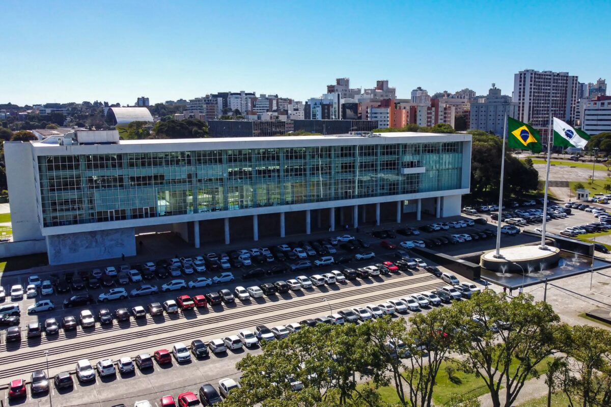 Candidatos ao governo do Paraná cumprem agendas com carreatas e eventos