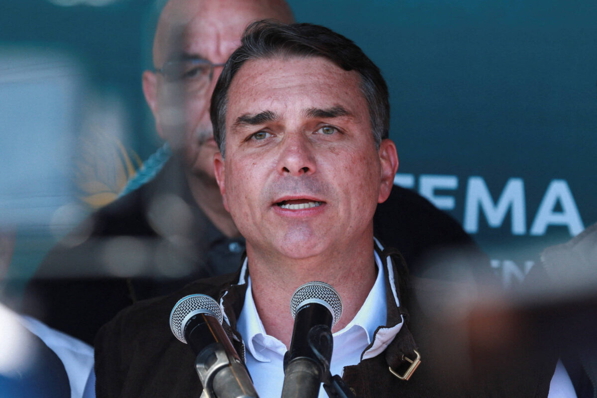 Flávio Bolsonaro chama Moraes de 'laranja podre do STF' em visita a condenado por trama golpista