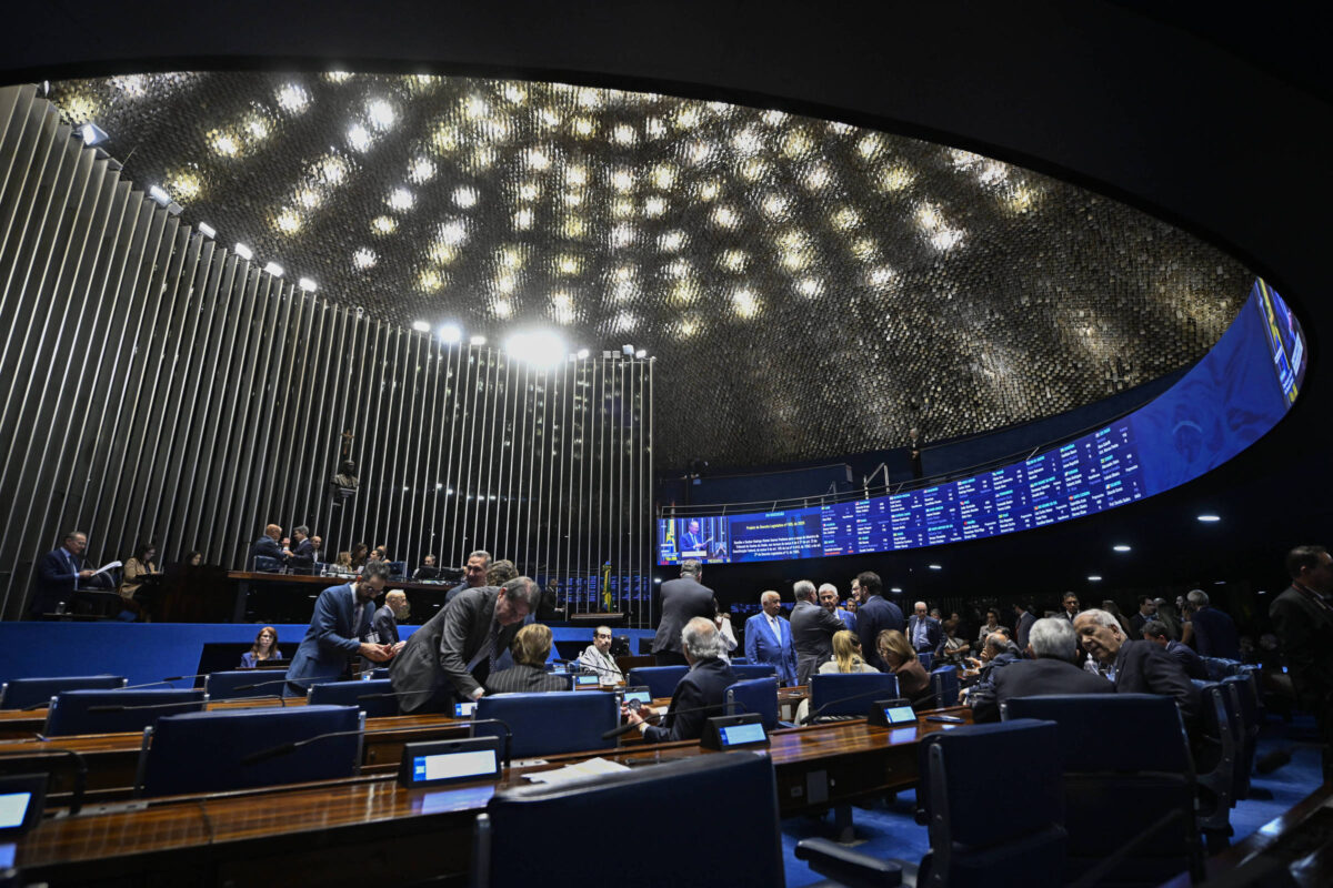 PL turbina candidatos ao Senado após Bolsonaro mirar STF e repassa quase o dobro que PT